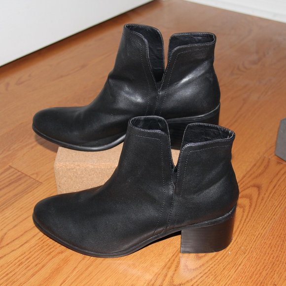 Cutout Ankle Boot - Picture 2 of 7